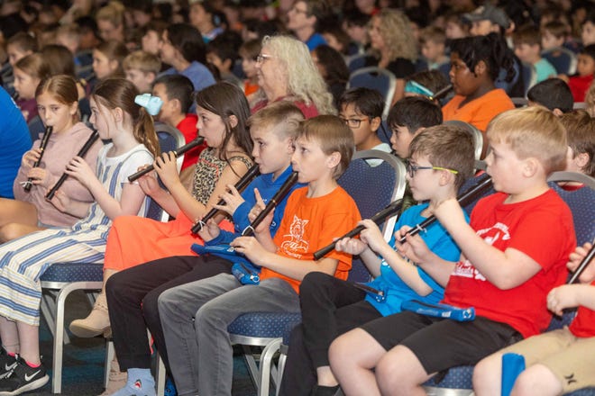 This year’s Link Up program showcased the talents of nearly 3,000 local third and fifth grade students from Okaloosa and Walton Counties performing on recorder and singing. The concert was conducted by Sinfonia Gulf Coast Maestro Demetrius Fuller.